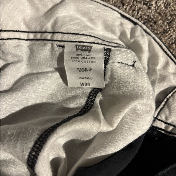 Vintage Levi’s Cargo Shorts - Picture 2 of 6